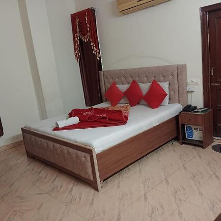 Hotel Holiday Inn Paradise Chandīgarh Exteriör bild
