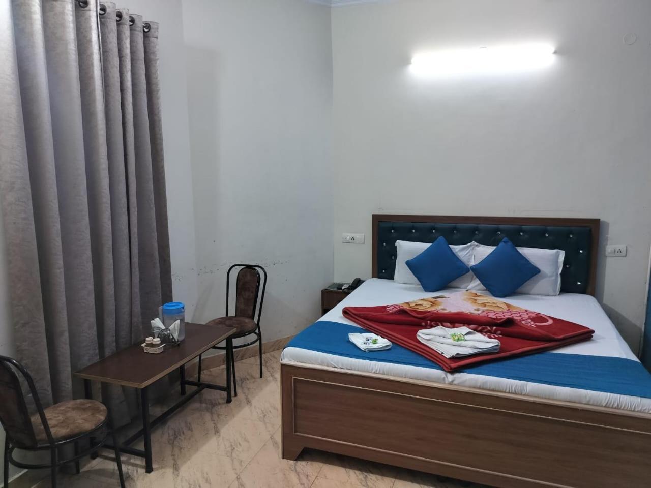 Hotel Holiday Inn Paradise Chandīgarh Exteriör bild