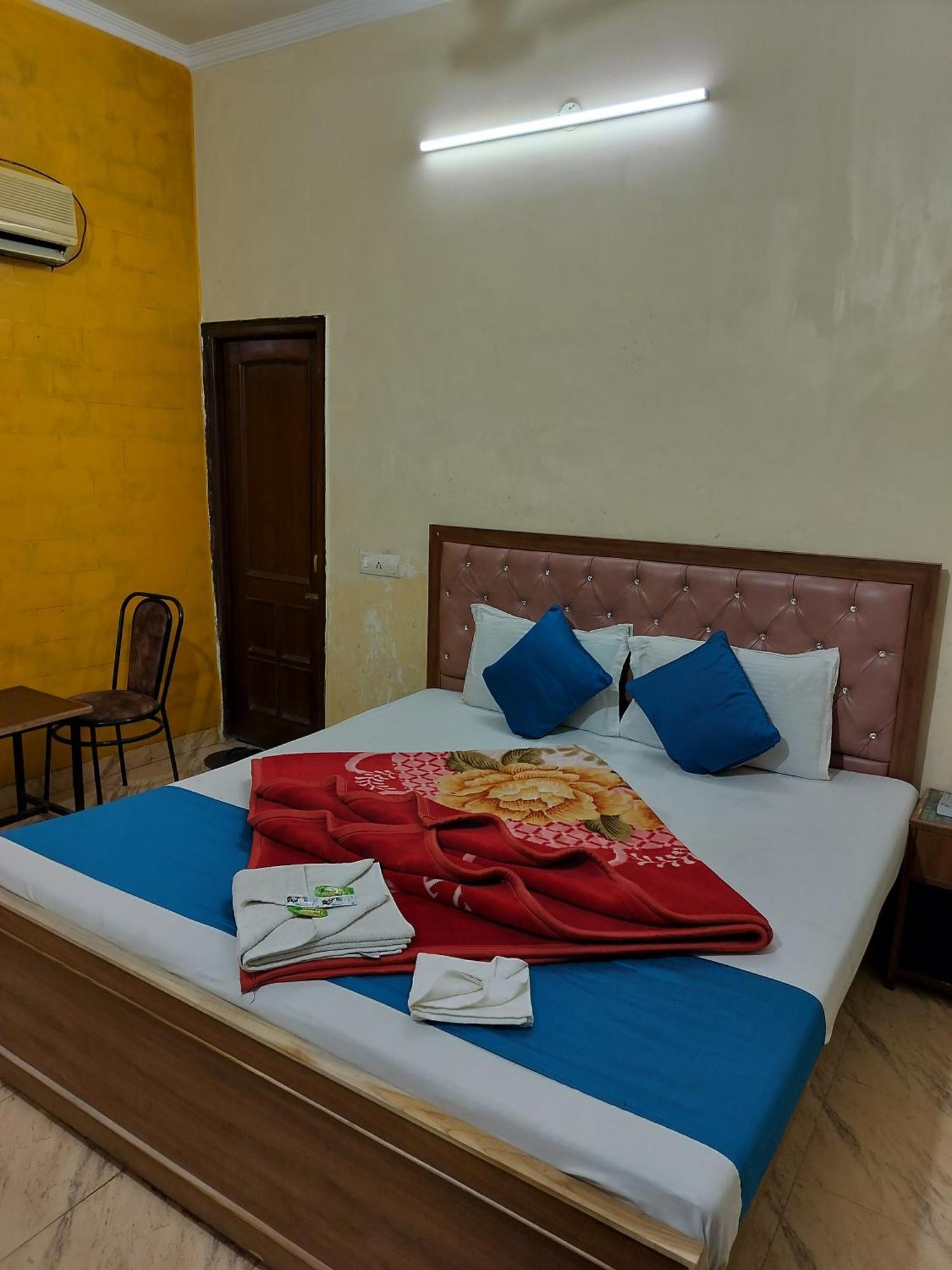 Hotel Holiday Inn Paradise Chandīgarh Exteriör bild