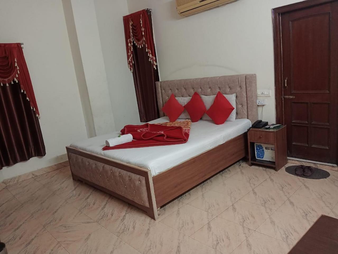 Hotel Holiday Inn Paradise Chandīgarh Exteriör bild