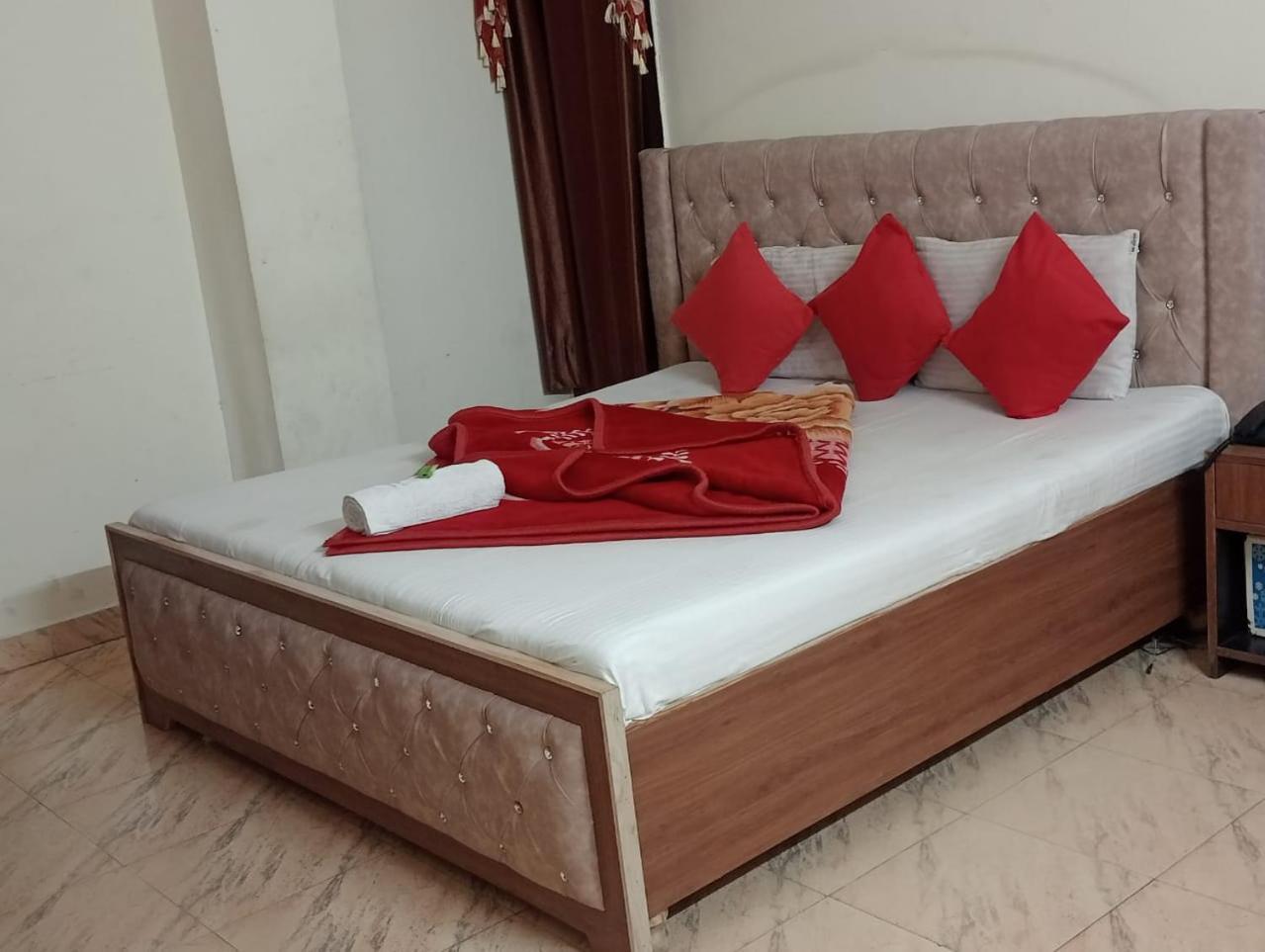 Hotel Holiday Inn Paradise Chandīgarh Exteriör bild